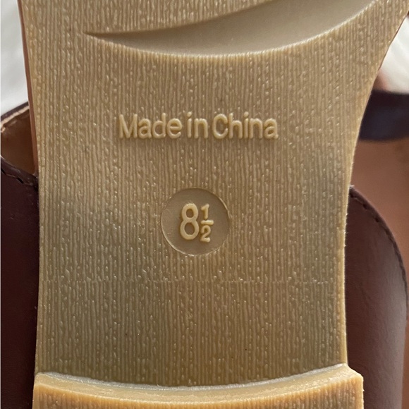 Journee Collection - Kyle Flat Sandal - Picture 2 of 3